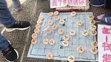 棋摊被掀，棋子被扔河里！孙浩宇大师苦苦哀求嚣张大叔，欲哭无泪
