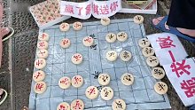 路边老头神气十足，教育象棋大师孙浩宇：我的棋艺高强，赶紧拜师