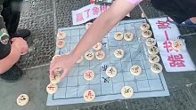 老头竟然威胁象棋大师，心理战让孙浩宇惶恐：输了就掀翻你的棋盘