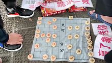 街边虐老头为什么用急进中兵杀手锏？孙浩宇大师：害怕输棋砸招牌