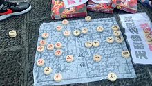 大闹街头象棋摊！孙浩宇伪装象棋菜鸟血虐村霸棋王，对方却笑了