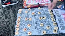 暴躁小伙惹怒象棋大师，孙浩宇第一步就炮打中兵，霸王硬上弓开干