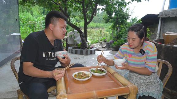 双妹研究了一道新菜，番茄炖牛排，老公觉得很奇怪但味道相当不错