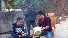 华农兄弟：抓了只鸡，刚好兄弟来了，一起烤鸡，顺便再烤点排骨