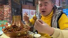 阿谦在大连花几十块钱能吃到这么正宗木炭牛蛙火锅，这也太值了吧