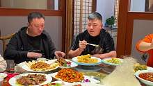 豁牙大军到大连阿谦必须安排，十二道特色东北菜，展现兄弟情谊