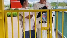 这是一个翻栏杆的故事，原来旁边还有一道门