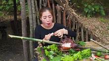 户外生活第五天：在户外搭建的架子旁，制作美味的烤猪头肉吃。