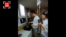 打着点滴为妻炒菜引热议 小伙：与妻是初恋 只为好玩记录生活