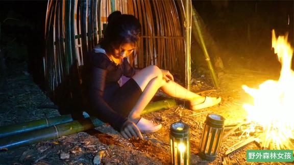大山丛林深处，女孩子自己做蛋壳竹子房，在森林过夜，野餐烧烤