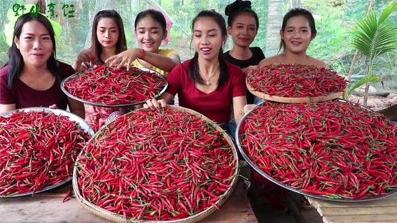 妹子们摆的泰国辣椒宴？光看看就觉得辣眼睛，这样的美食只敢意会