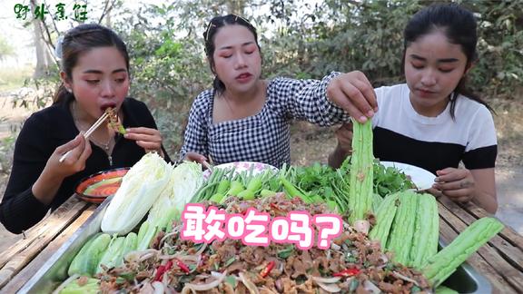 这样吃苦瓜你敢吗？第一次见蔬菜沙拉是这样吃的，看起来还很香