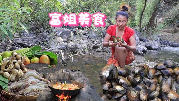 猫咪被鳄鱼逼入绝境，大姐奋勇水中斗鳄，水下功夫真是牛掰