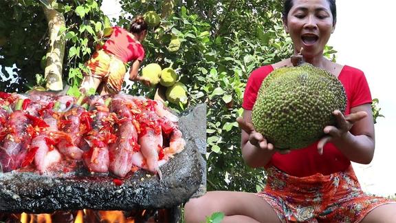 野生菠萝蜜这么大？富姐今天乐翻了，这鱿鱼吃起来才过瘾哟