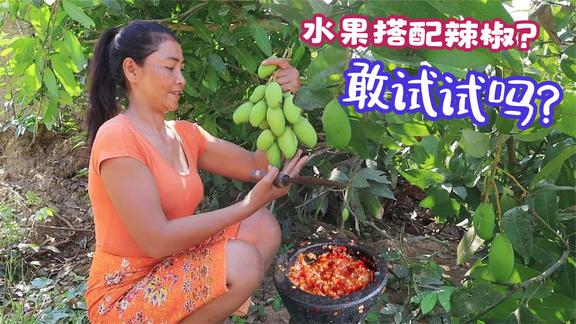 大姐肚子饿的咕咕叫，不料被山洪冲倒的大树上还有这果子，酸辣味