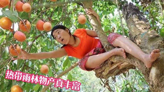 大姐真是饿心慌了，河里抓上螃蟹就吃，幸亏发现这棵诱人的野果树