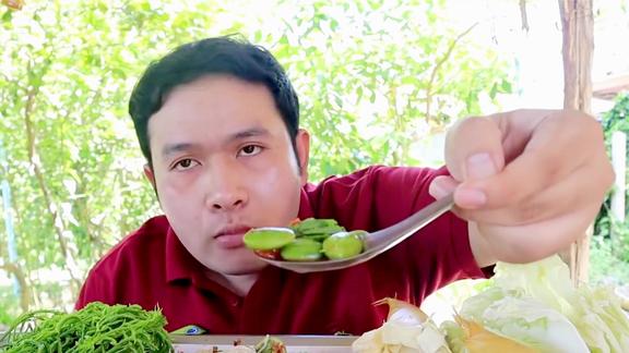 普哥美食：凉拌香辣脆爽木瓜丝，搭配满肚鱼籽的烤鱼，馋得流口水