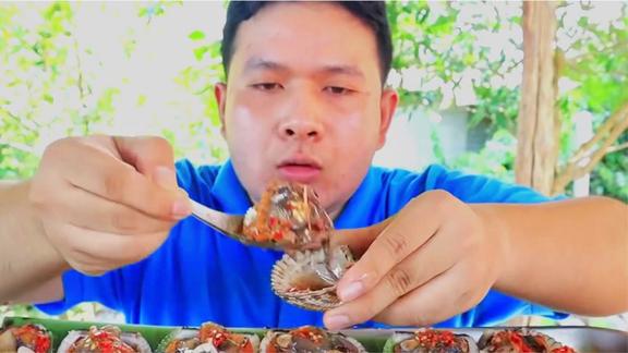 普哥美食：兄弟送了些超大扇贝，来点海鲜酱，真的太好吃了！