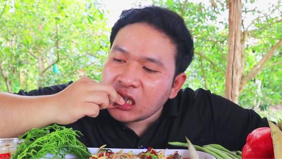 普哥美食：凉拌香辣鲜虾，香脆木瓜丝，其实这个汤汁更太诱人了！