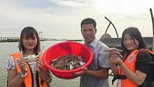 小池到大坝赶海抓鱼虾，两位靓女跟着一起体验，抓到一大盆鱼虾蟹