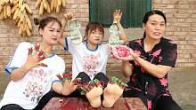 妈妈用桃红给欢欢姐妹俩包指甲，没想欢欢竟光脚丫去炫耀，太逗了