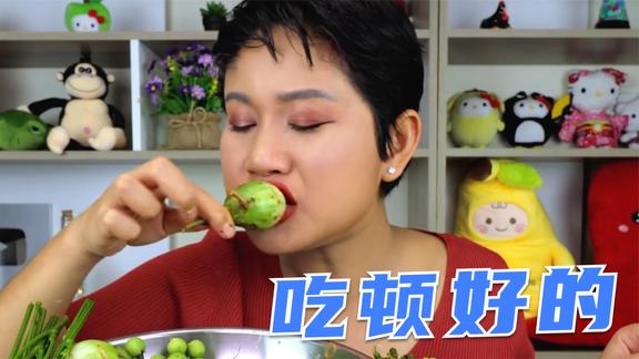 泰国妹子吃美食，超大个的苦瓜，吃着还挺甜的