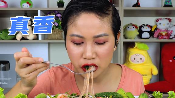泰国妹子吃美食，干了一天活，总算能好好吃一顿了