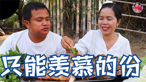 小黑哥买2公斤的大龙虾，做炭烤龙虾，包上生菜根本停不下来