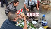 地摊惊现“乾隆国宝”,小哥一上手隔壁摊主立马不淡定了……