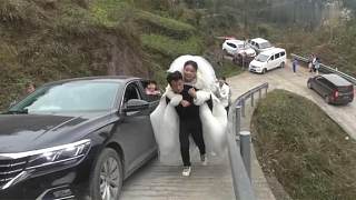贵州农村一帅哥结婚，新娘刚下车，背着进家，挺漂亮的