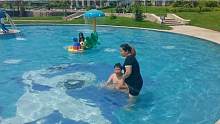 高温天气太热咋整？二妮跟姐妹带孩子去学游泳，看孩子们玩的多嗨