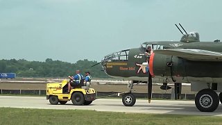 纪念二战！美国13架B25飞行表演！