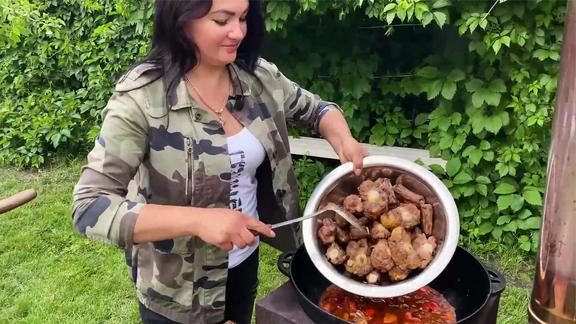 不可能！俄国美女户外烹饪牛肺烧烤，会这样好吃，牛肉肺食谱！