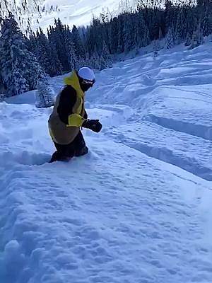 野山上面滑野雪,只有資深滑雪運(yùn)動(dòng)者才敢做