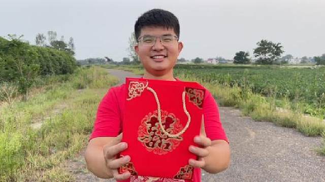 公公发来语音消息萌萌放给张龙听,情人节张龙送神秘礼物给萌萌!