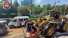 卫辉内涝严重 医院积水紧急转移病患 铲车成运送主力