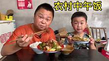 西娃子和儿子午饭吃 青椒洋葱干煸猪大肠，还有煎韭菜猪肉饺子。