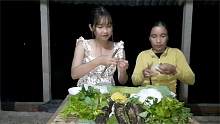 越南小妹去田野捉鱼，与母亲一起用稻草烹饪烤鱼，享受美食！