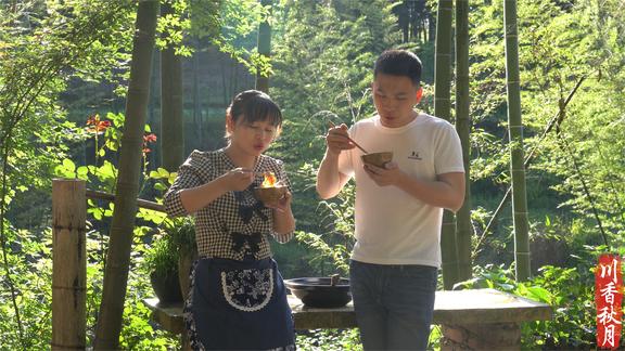 二娃肚子饿了吃萝卜干，秋月给他炒个河粉拌着吃有这样的姐姐真好