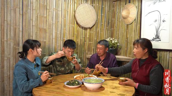 秋月和二娃去捉泥鳅，几次差点失手没有捉到，手足情深的姐弟俩！