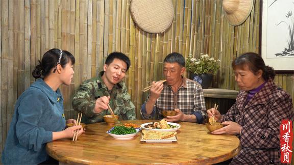 秋月爸爸栽的白菜没有包，长出很多菜苔，炝炒白菜苔也不错