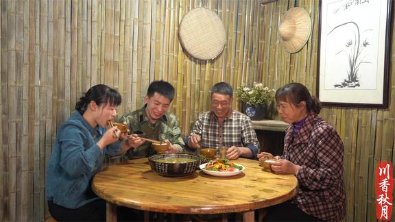 秋月爸爸栽的白菜没有包，长出很多菜苔，炝炒白菜苔也不错