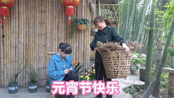秋月个子小力气还真不一般，做的四川夹沙肉也是看得让人流口水