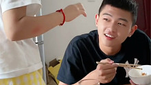 虽然兄妹俩全程从拌嘴到“动手”打闹，但还是透露着满满的温暖～妹妹心中最厉害的还是哥哥，哥哥心中最怕的