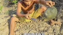 丛林生活：二溜子在干枯的河床意外发现了螃蟹和鳖！ #荒野求生  #野外生存