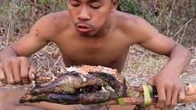 丛林生活：原始人二溜子掷长矛抓火鸡，做成了美味的烤鸡，真牛 #户外