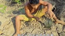 丛林生活：二溜子在干枯的河床意外发现了螃蟹和鳖！  #荒野求生  #野外求生