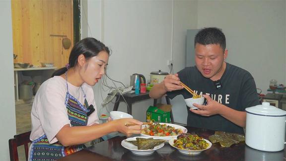双妹炒的农家小炒肉，一家人吃得津津有味，老公一句话瞬间没胃口