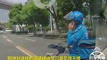 送餐青年空中后仰，老刘脚滑被迫平躺！