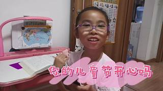 六一啦！帶小妮吃烤鴨，突遇大雨沒逛成街，讓她無限制看手機吧